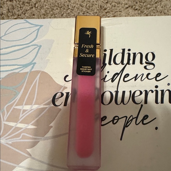 Beauty Society Worth It lip plumper - Picture 2 of 3